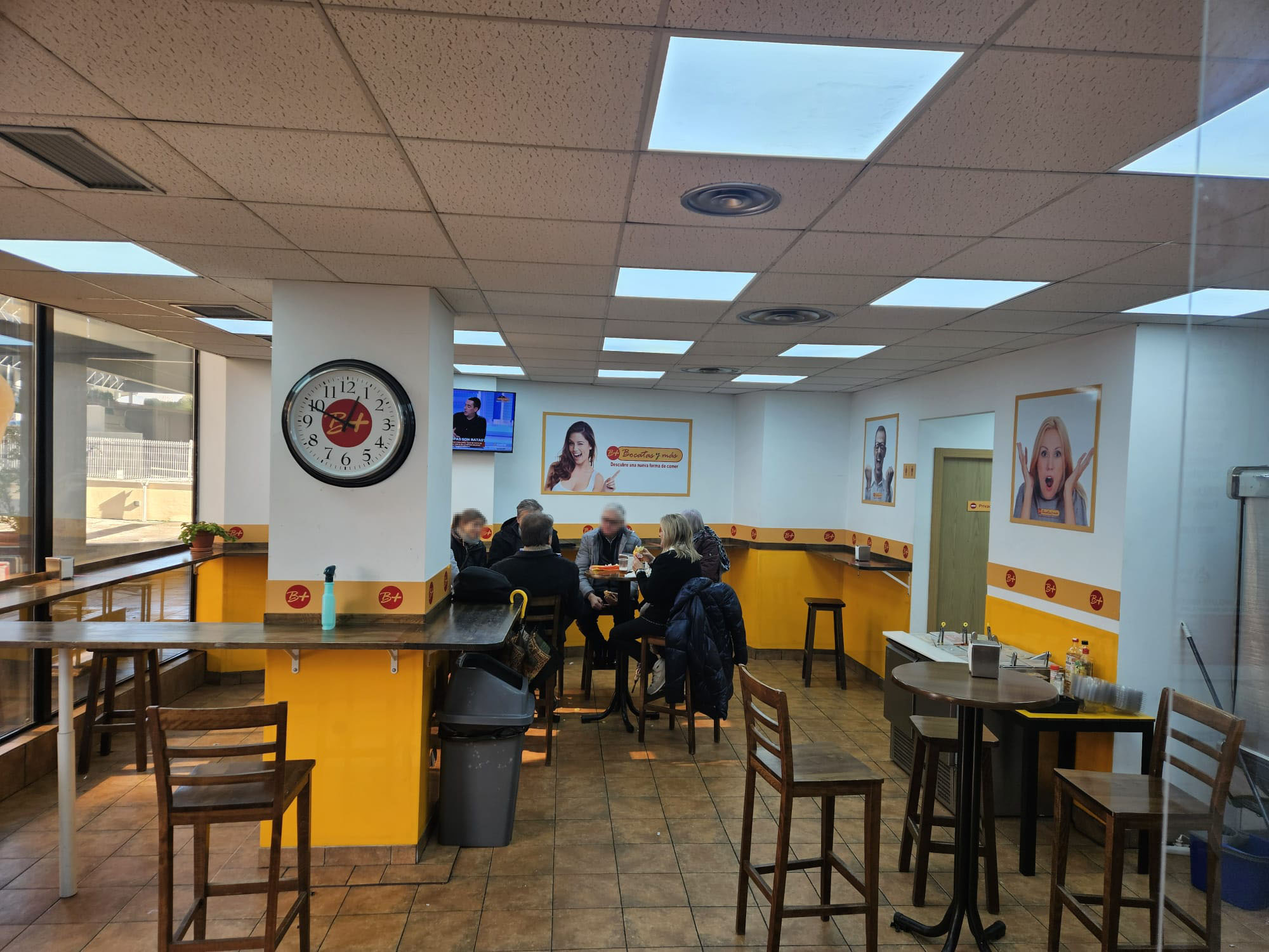 Comedor del restaurante Bocatas y Más